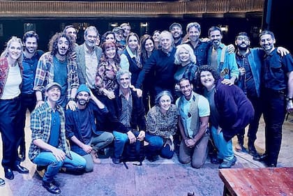 Emocionado, el cantante español posó junto a todo el elenco una vez terminada la función