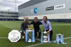 Joan Patsy (centro), con Pep Guardiola y los trofeos del City, acompañado por Manel Estiarte, parte del equipo de trabajo