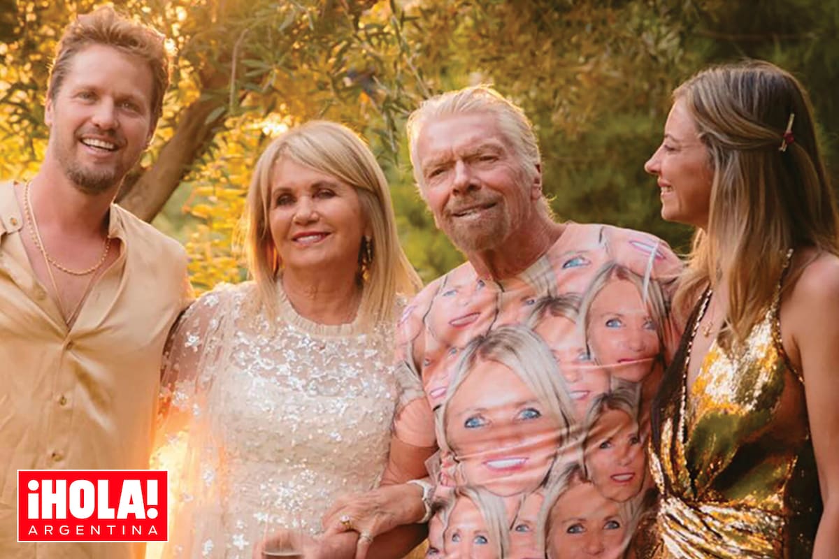 Joan Templeman y Richard Branson junto a sus hijos, Sam y Holly, en una foto reciente. Branson llevaba una remera con la cara de Joan. “Era mi todo, la estrella brillante alrededor de la cual el universo de nuestra familia siempre orbitó. Esa luz no se fue, simplemente tomó una nueva forma”, dice el empresario