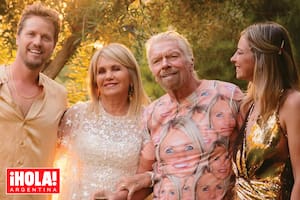 Joan Templeman y Richard Branson junto a sus hijos, Sam y Holly, en una foto reciente. Branson llevaba una remera con la cara de Joan. “Era mi todo, la estrella brillante alrededor de la cual el universo de nuestra familia siempre orbitó. Esa luz no se fue, simplemente tomó una nueva forma”, dice el empresario