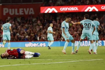 Joao Cancelo celebra con todas sus ganas junto a Sergi Roberto, autor del gol del 2 a 2 de Barcelona ante Granada