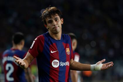 Joao Felix del Barcelona celebra tras anotar el primer gol de la goleada de su equipo ante el Real Betis en la Liga española el sábado 16 de septiembre del 2023. (AP Foto/Joan Monfort)