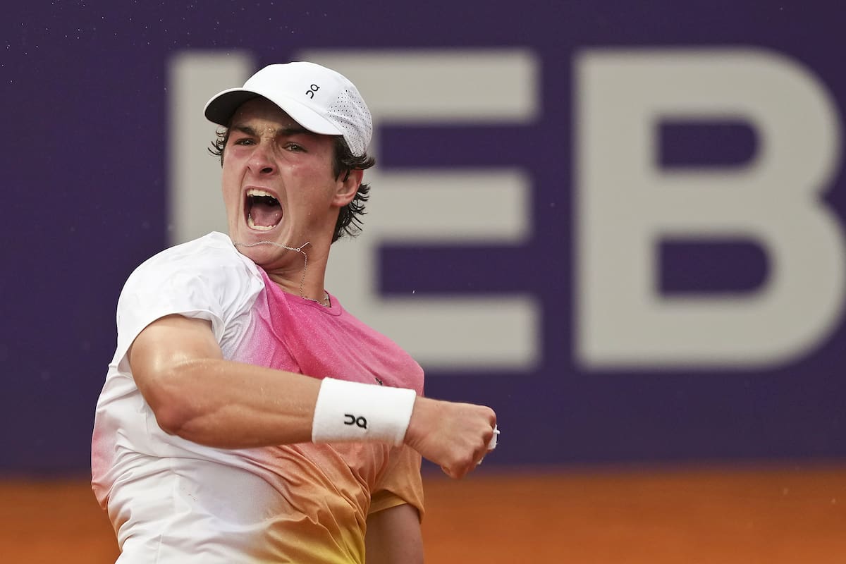 João Fonseca consiguió un gran triunfo en el Buenos Aires Lawn Tennis, donde se salvó de dos match points, venció a Mariano Navone y pasó a las semifinales.