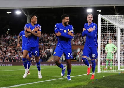Joao Pedro, James y Palmer festejan uno de los goles de Chelsea
