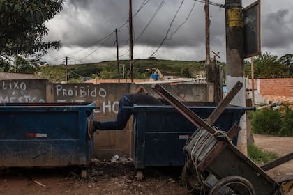 Joaquim Ribeiro busca material reciclable en un tacho de basura en San Pablo