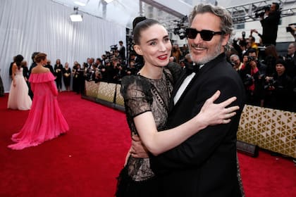 Joaquin Phoenix y Rooney Mara en la alfombra roja de los Oscar