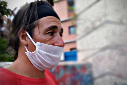 Joaquín Carmona abrió su cuenta de Twitter en julio de 2010 cuando ya vivía en la calle, y aprovechaba una biblioteca pública para cargar su notebook y contectarse a la red wifi para poder tuitear