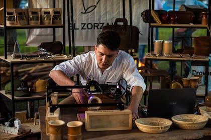 Joaquín Carruega graba un mate con el logo de su emprendimiento