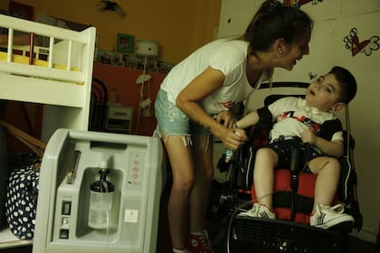 Joaquín, con su mamá Maira