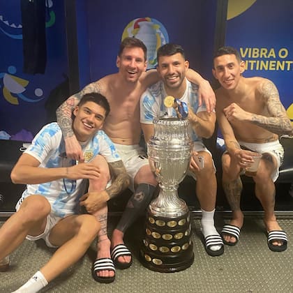 Joaquín Correa con la Copa América, junto a Lionel Messi, Sergio Kun Agüero y Ángel Di María