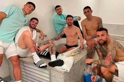 Joaquín Correa, De Paul, Paredes, Di María y Otamendi alrededor de Messi, luego del triunfo ante uruguay. Tiempo de relajar músculos.