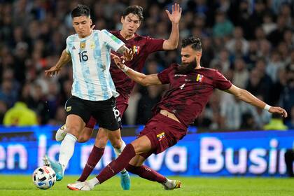 Joaquín Correa, en acción ante Venezuela, intenta dejar atrás a Jhon Chancellor