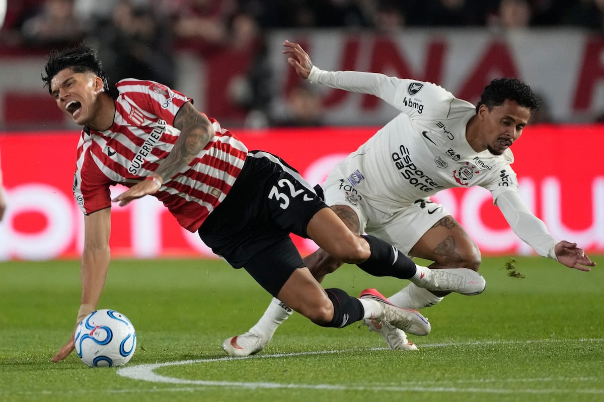 Joaquin Correa es derribado por Allan; Estudiantes consiguió temprano el primer gol, pero luego se diluyeron sus intentos y Corinthians le empató