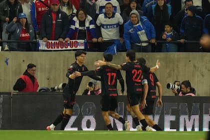 Joaquín Correa espera el abrazo de sus compañeros, tras abrir el marcador frente a Universidad Católica; el tucumano desplegó toda su jerarquía en Chile