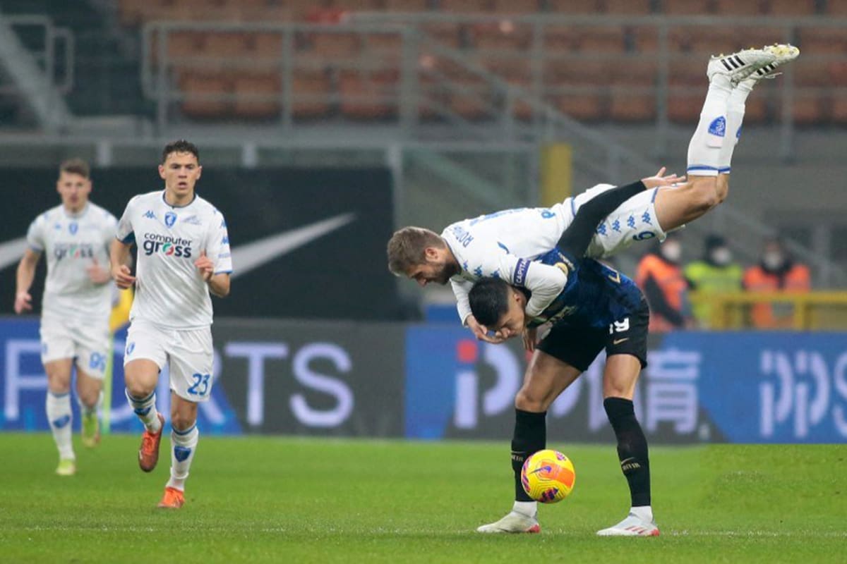 Joaquin Correa y Simone Romagnoli en el momento de la lesión del argentino