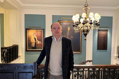 Joaquín Cottani estudió Economía en la Universidad Nacional de Córdoba e hizo el doctorado en la Universidad de Yale; fue subsecretario de Financiamiento durante la gestión de Domingo Cavallo; trabajó en el Banco Mundial y fue economista jefe para América Latina en Lehman Brothers, Citi Bank y Standard & Poor’s; fue viceministro de Economía de la actual gestión de Luis Caputo hasta junio pasado