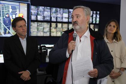 Joaquín de la Torre y el intendente de San Miguel, Jaime Méndez, en la presentación del proyecto de la policía municipal