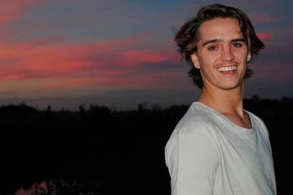 Joaquín Duhalde Bisi conducía el Audi A4 que tuvo el fatal accidente el domingo a la madrugada en el Camino de los Remeros, en Tigre, donde fallecieron dos jóvenes