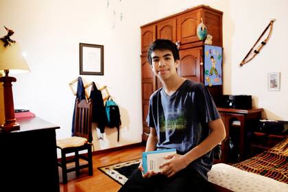 Joaquín en la habitación que lo vio crecer
