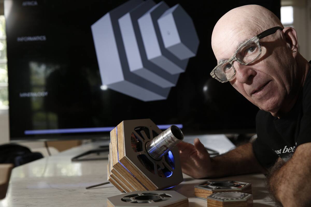 Joaquín Fargas presenta en la Biblioteca de Alejandría El libro absoluto, una reflexión sobre el infinito y el azar; Irene Kopelman inauguró una muestra que se nutre del trabajo de científicos