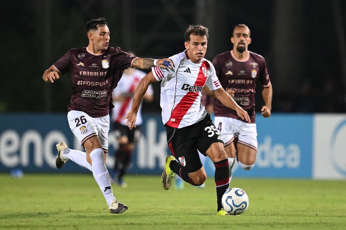 Joaquín Freitas conduce la pelota ante Carabobo, por la Copa Sudamericana
