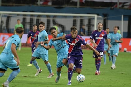 Joaquín Freitas, en acción; el juvenil de River fue clave para el triunfo ante Ciudad de Bolívar, por la Copa Argentina