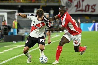 Joaquín Freitas pelea la pelota con Marlon Balanta