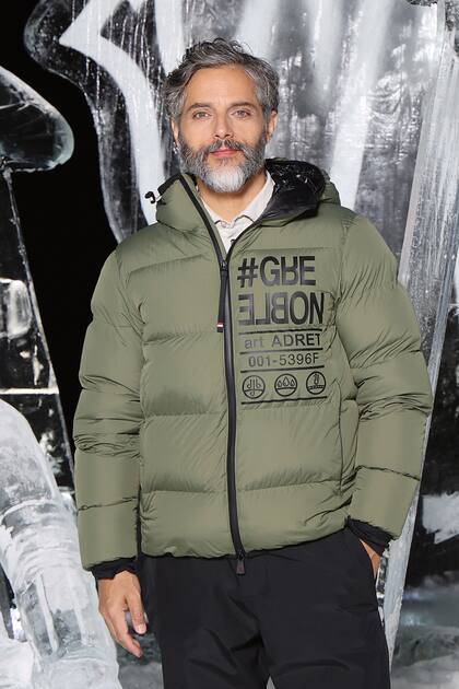 Joaquín Furriel posa con otro modelo de campera de alto invierno.