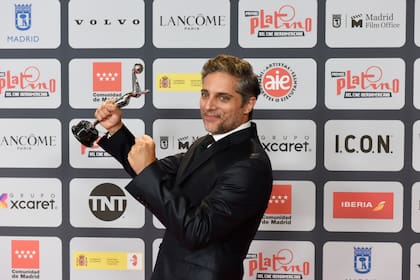 Joaquín Furriel recibió el premio Platino por su trabajo en El reino, la serie que fue elegida como la mejor producción iberoamericana