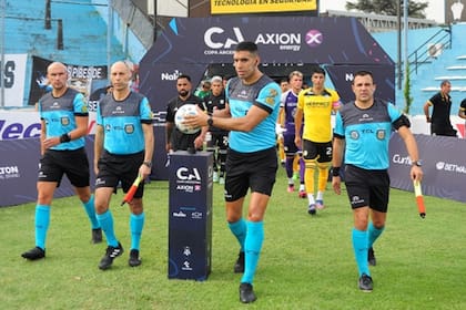Joaquín Gil, el árbitro que le dio un penal inexistente a Riestra ante Comunicaciones, por la Copa Argentina