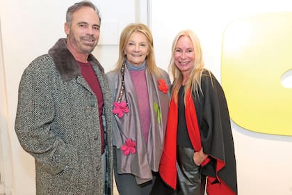 Joaquín González Bonorino, Cecilia Caballero (dueña de la galería que lleva su nombre y donde está expuesta la obra de Grondona) y Male Szaszak