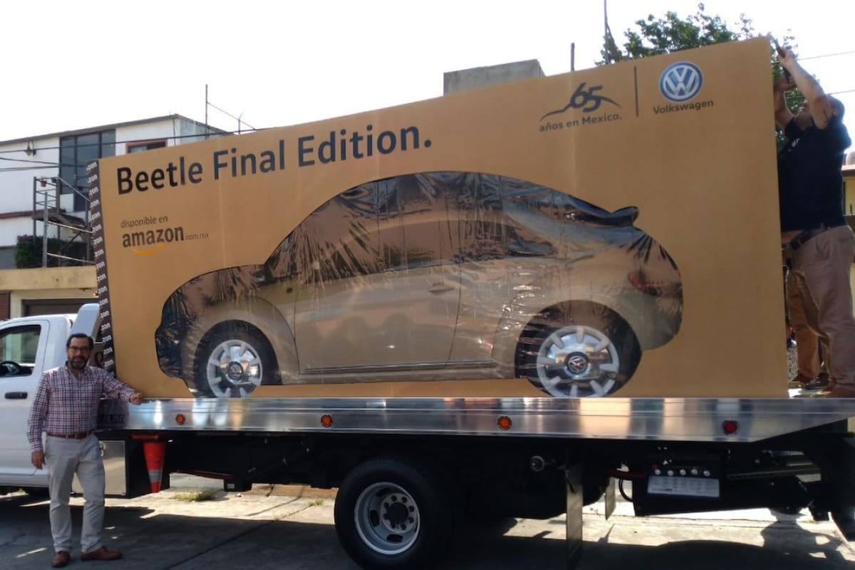 Joaquín Jasso junto a su Volkwagen Beetle