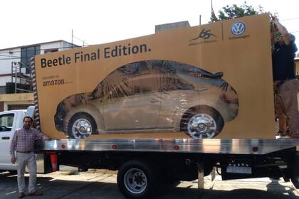 Joaquín Jasso junto a su Volkwagen Beetle