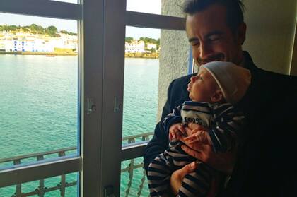 Joaquín, junto a su hijo.