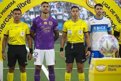 Joaquín Larrivey y Fernando Zampedri, los dos delanteros goleadores argentinos capitanes de sus equipos en Chile: Deportes Concepción y Universidad Católica, respectivamente