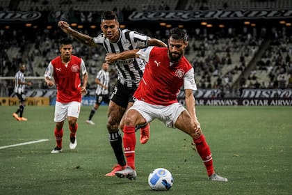 Joaquín Laso cubre la pelota; Independiente vuelve derrotado de Brasil, donde Ceará lo superó por 2-1 en el estreno por la Copa Sudamericana.
