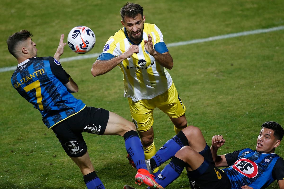 Joaquín Laso puja con Walter Mazzanti y Maximiliano Rodríguez, en un Huachipato vs. Rosario Central áspero por la Copa Sudamericana.