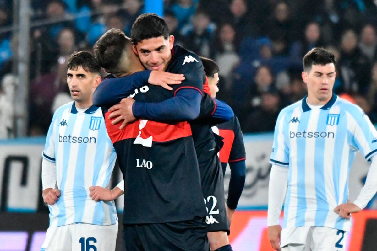 Joaquín Laso y Braian Martínez se abrazan para festejar uno de los goles de Tigre ante la incredulidad de Martín Barrios y Agustín García Basso: Racing pasó del triunfo a la derrota en el tiempo adicional.