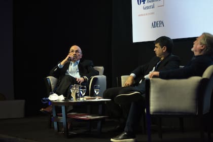 Joaquín Morales Solá, columnista de LA NACION; Daniel Dessein, presidente de La Gaceta; y Ricardo Kirschbaum, editor general de Clarín, en la 64ª Asamblea General de ADEPA