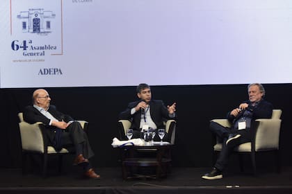 Joaquín Morales Solá, columnista de LA NACION; Daniel Dessein, presidente de La Gaceta; y Ricardo Kirschbaum, editor general de Clarín, en la 64ª Asamblea General de ADEPA