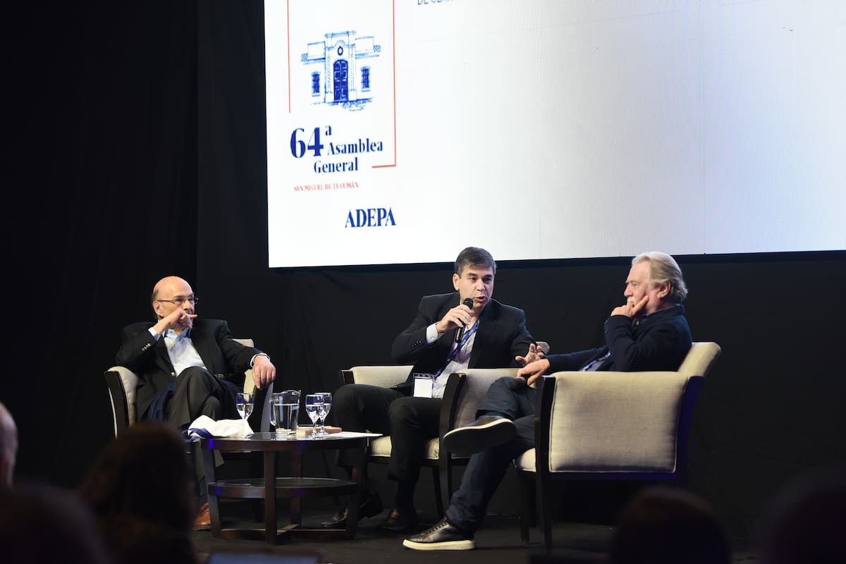 Joaquín Morales Solá, columnista de LA NACION, Daniel Dessein, presidente de La Gaceta, y Ricardo Kirschbaum, editor general de Clarín, en la 64ª Asamblea General de ADEPA, que se desarrolla en Tucumán