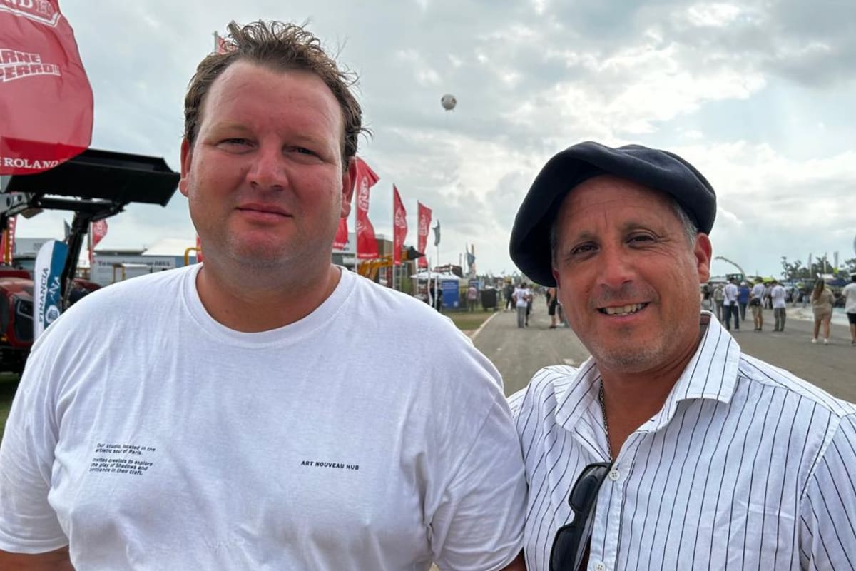 Joaquín Müller, de Crespo, provincia de Entre Ríos, junto a un amigo