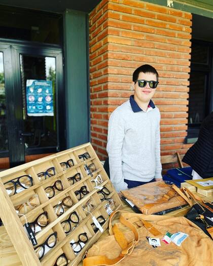 Joaquín Norelli tiene un emprendimiento de lentes de sol