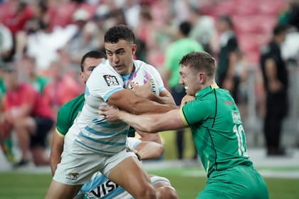 Joaquín Pellandini lucha contra la defensa irlandesa