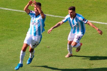 Joaquín Pereyra festeja el golazo que le hizo a Aldosivi en tiempo de descuento: fue el 2-2 de Atlético Tucumán
