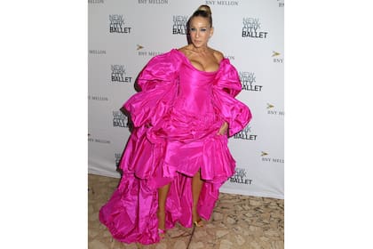 Fucsia furioso. Con un look muy llamativo, dijo presente Sarah Jessica Parker en una especial gala de ballet realizada en Nueva York