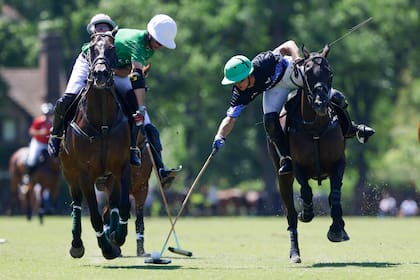 Joaquín Pittaluga y Juan Britos traban sus tacos, un símbolo de lo luchado que estuvo La Hache Cría y Polo 19 vs. La Ensenada 20.