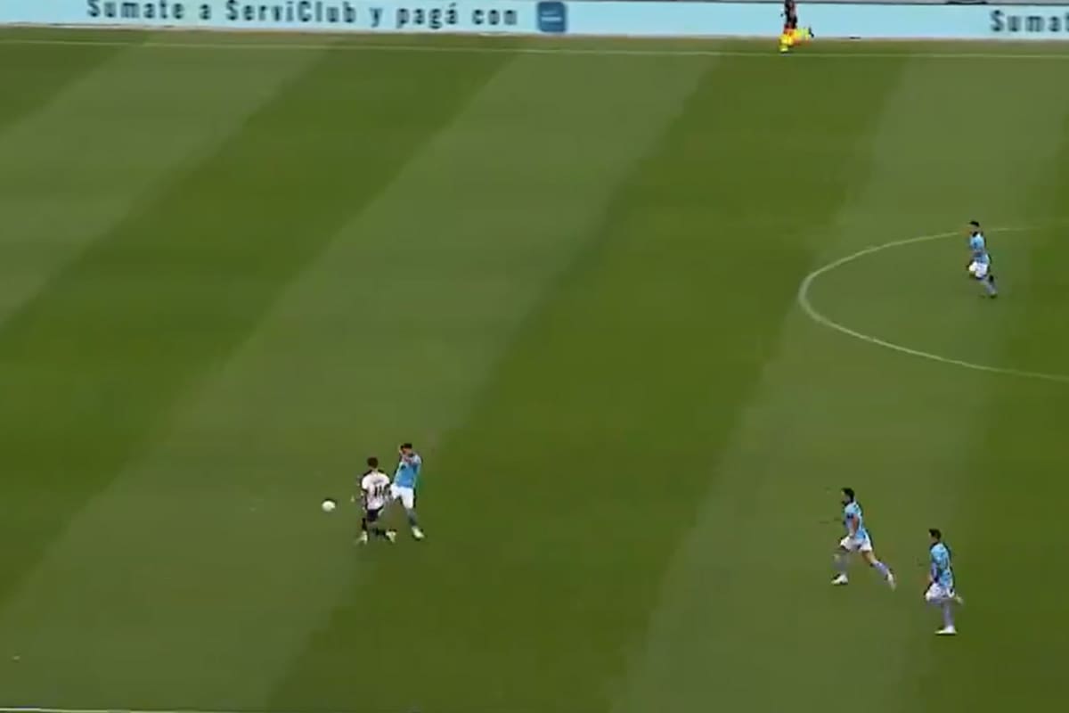 Joaquín Rébola llega tarde y comete una durísima infracción contra Facundo Depietri; Belgrano se queda con un jugador menos al minuto del clásico frente a Talleres, por la Liga Profesional.
