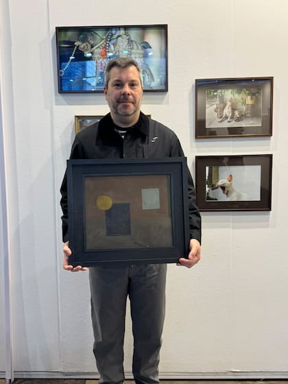 Joaquín Rodríguez con obra de Fued Amin en Dicha