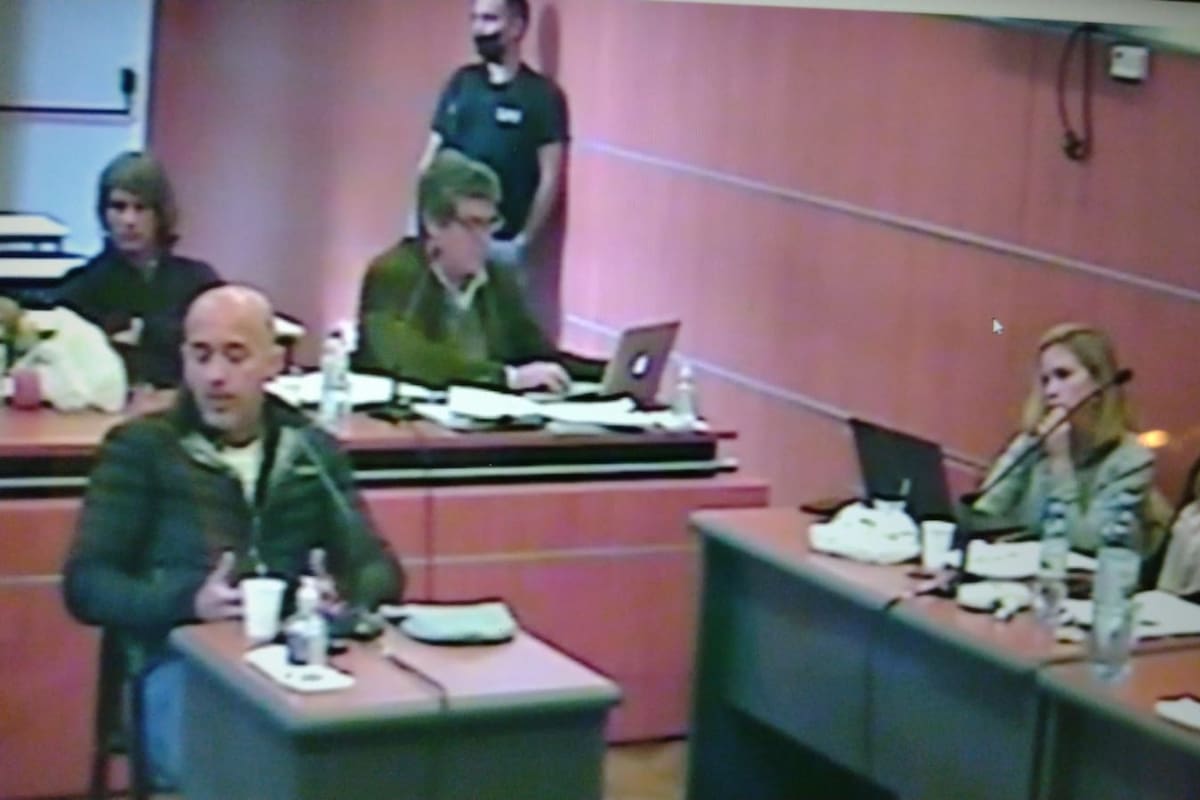 Joaquín Romero Victorica, en el estrado; detrás suyo, Enrique Blaksley y su abogado, Mariano Varela